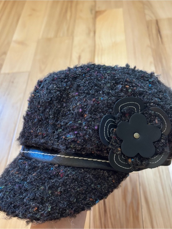 Vintage Accessories - Y2K Scala Pronto Boucle Tweed Flower Accent Newsboy Style Hat